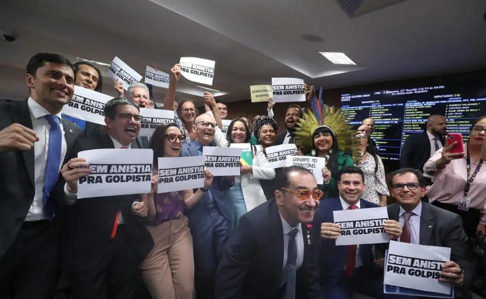 Foto de parlamentares governistas que integraram a CPMI 8 de Janeiro após aprovação do relatório