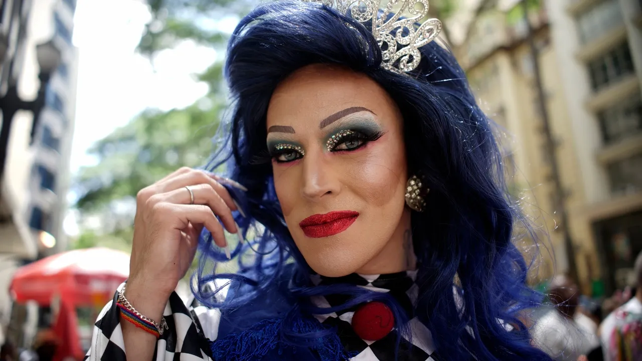 Cores fortes, glitter e maquiagem especial para a folia