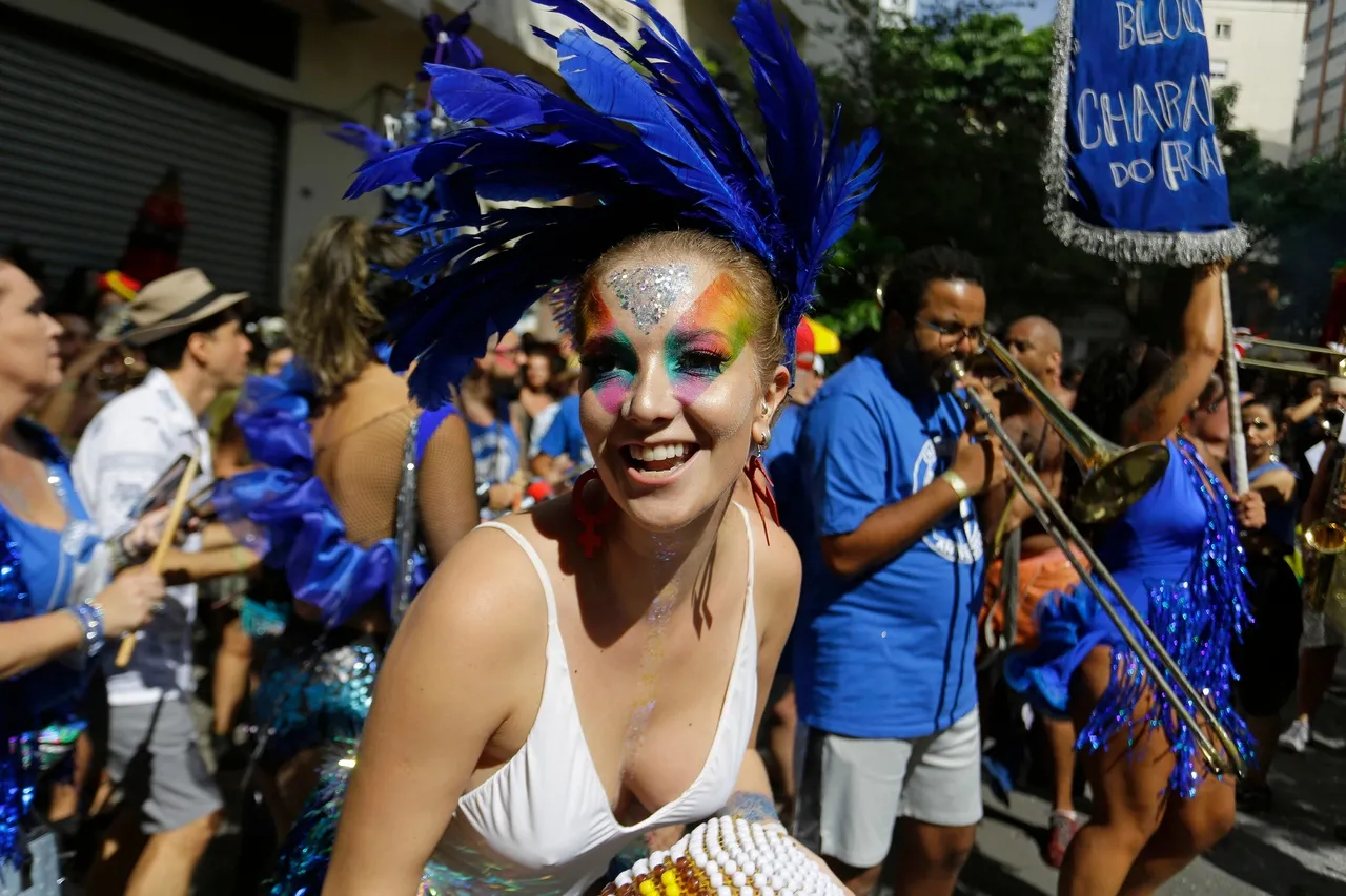 Com foto no rosto, a maquiagem transforma-se em fantasia de Carnaval
