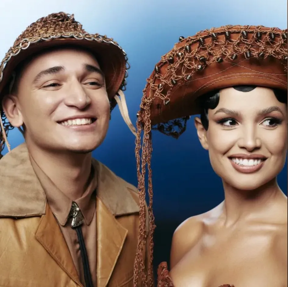 Juliette e João Gomes em divulgação de clipe com acessórios em couro e detalhes regionais