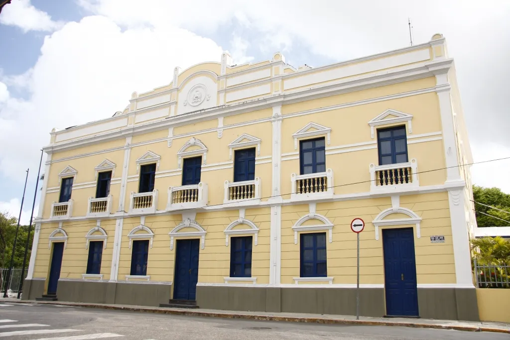 Trabalhadores da educação acusam Prefeitura de Fortaleza do não pagamento do piso salarial.