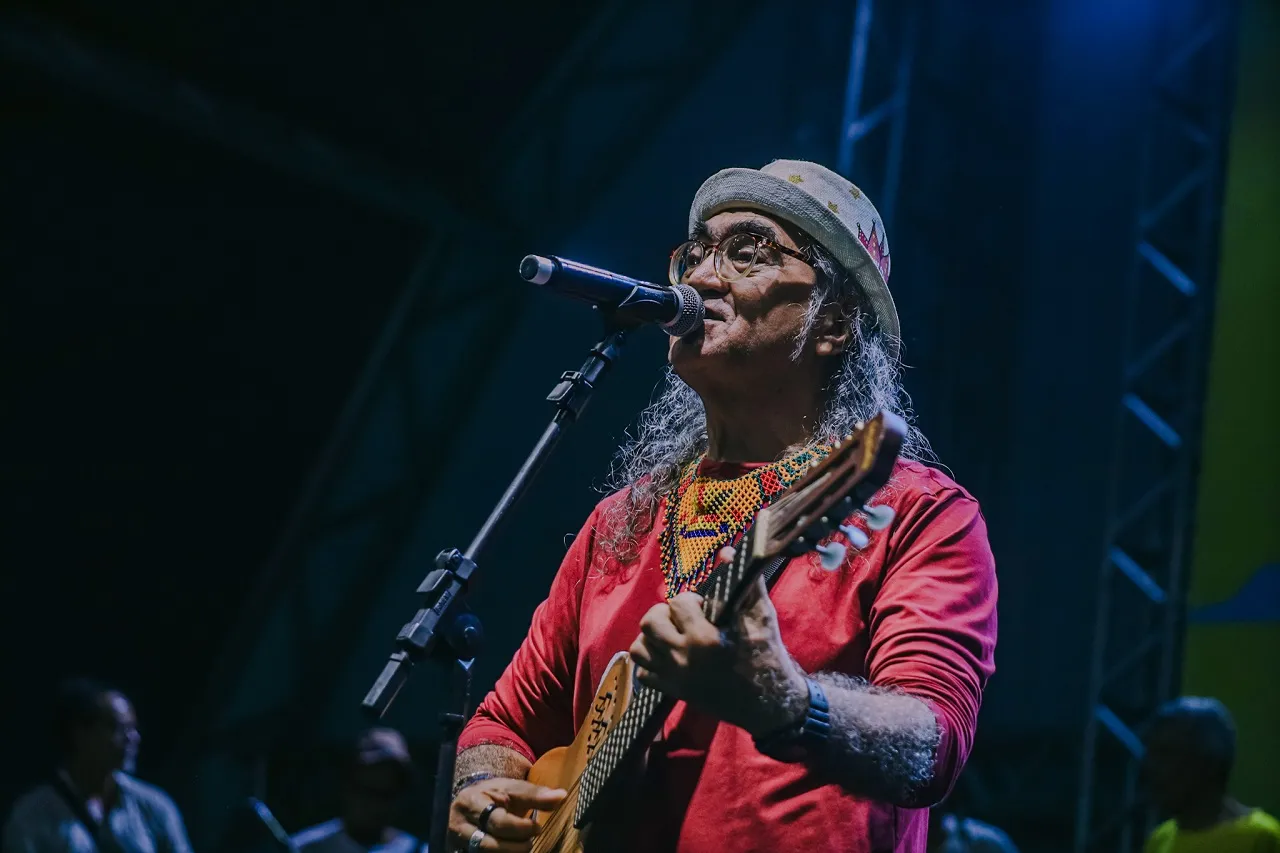 Calé Alencar cantou na Praça do Ferreira