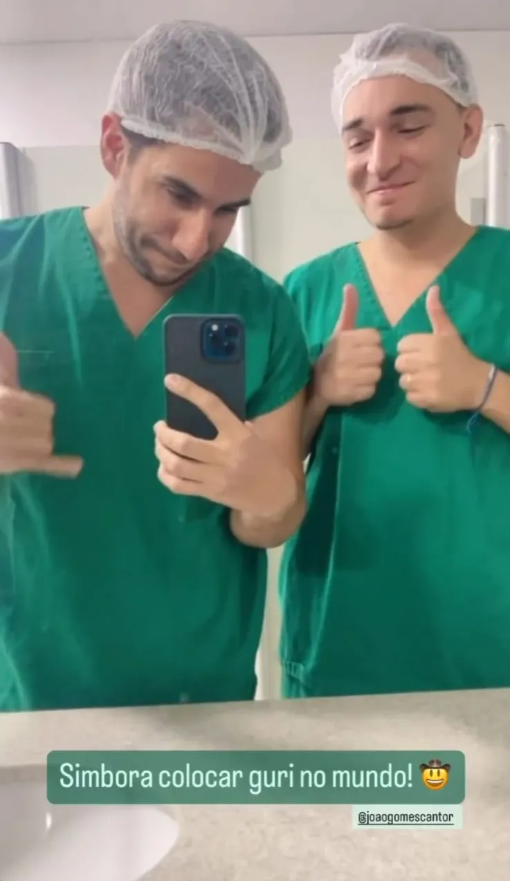 João Gomes apareceu em foto momentos antes do parto