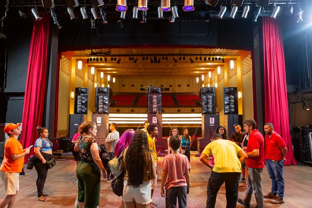Em certo momento da visita, temos a visão de toda a plateia e compreendemos o funcionamento das coxias, das luzes e do som do Cineteatro