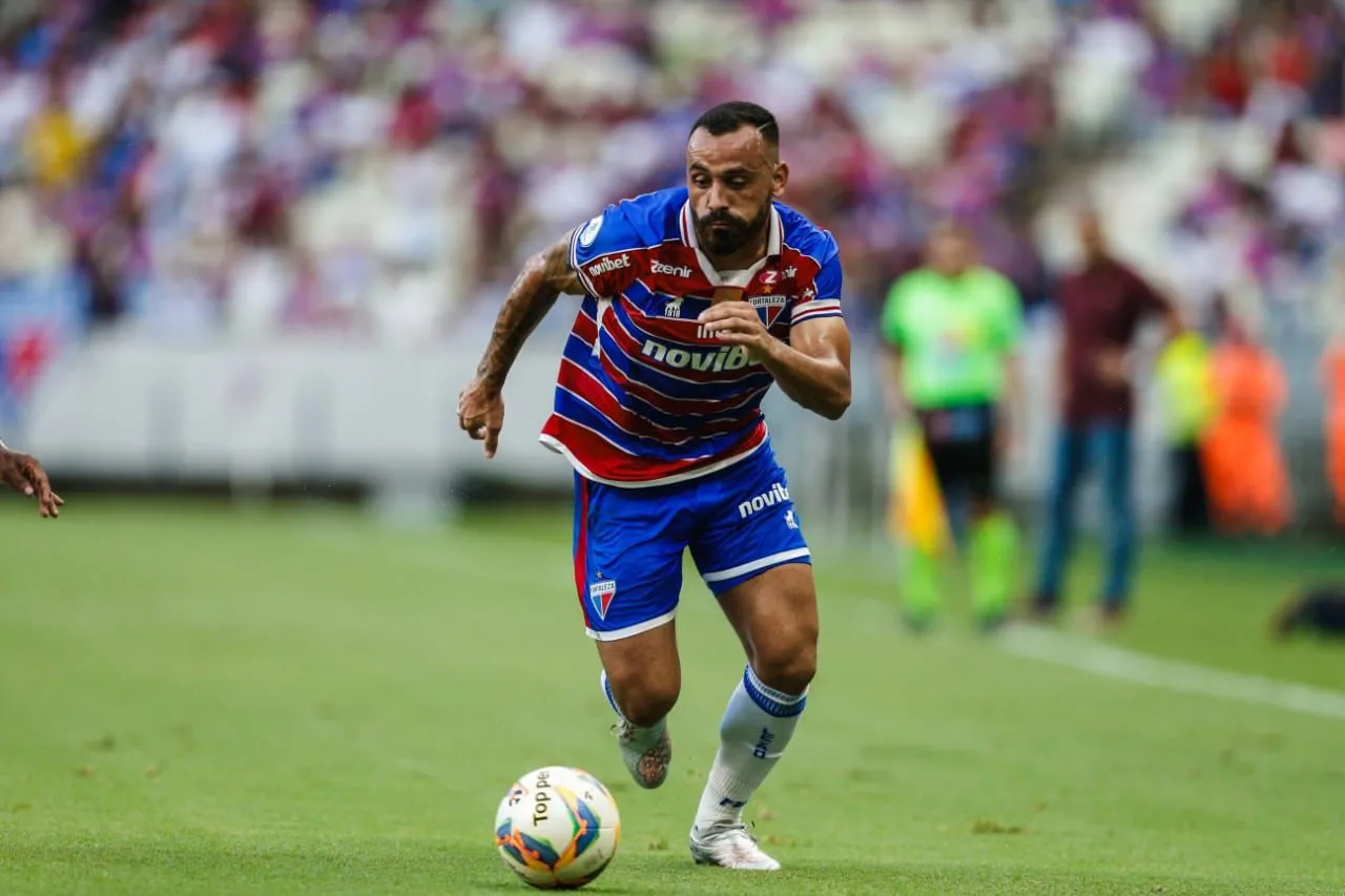 Moisés em ação com a camisa do Fortaleza
