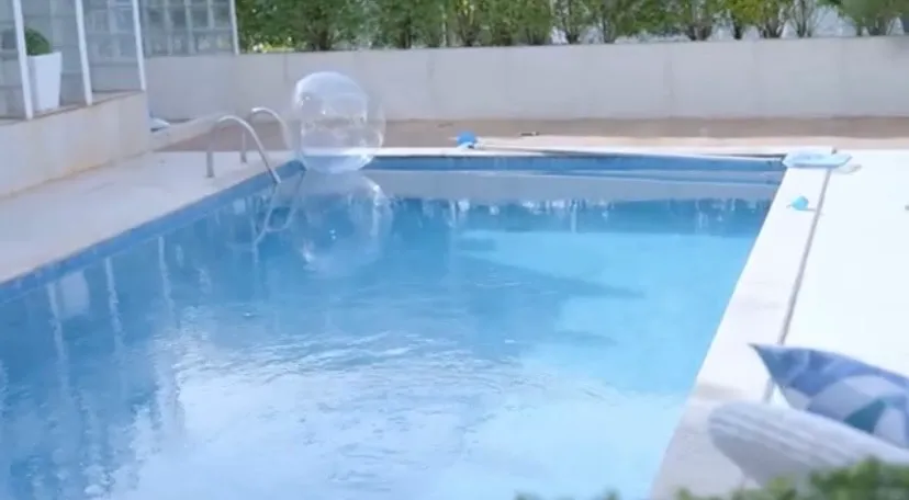 A mansão tem uma piscina
