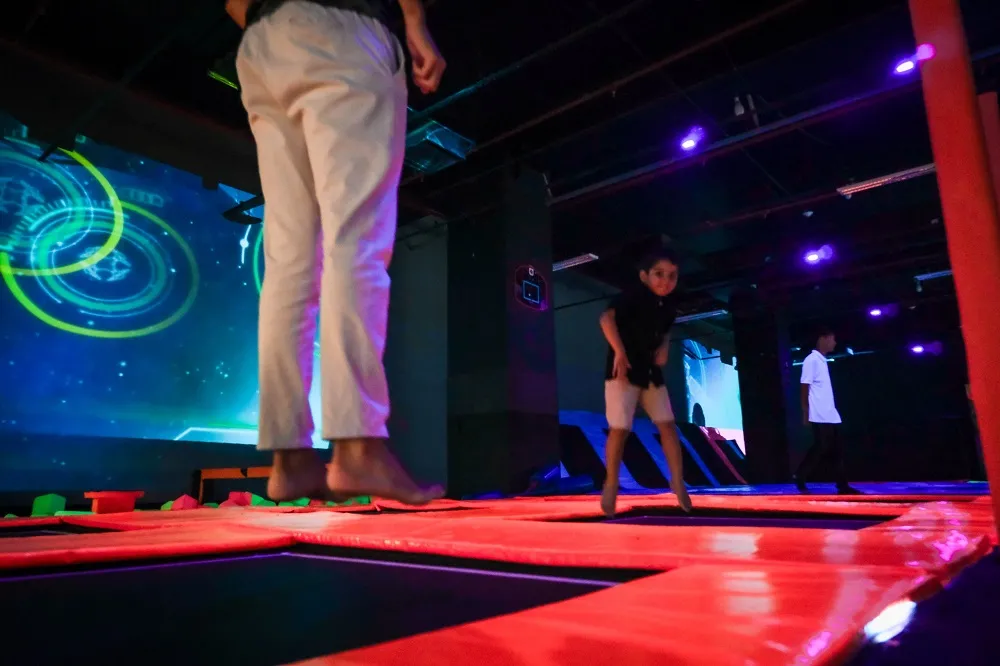 Para altinhos e baixinhos: trampolins profissionais agregam várias experiências e integram públicos
