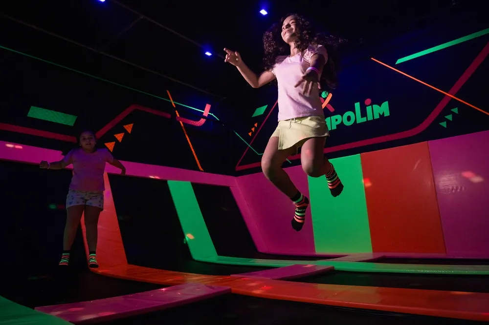 A área exclusiva de trampolins, com metragem média de 300m², permite a entrada de aproximadamente 50 pulantes simultaneamente no Vila Trampolim