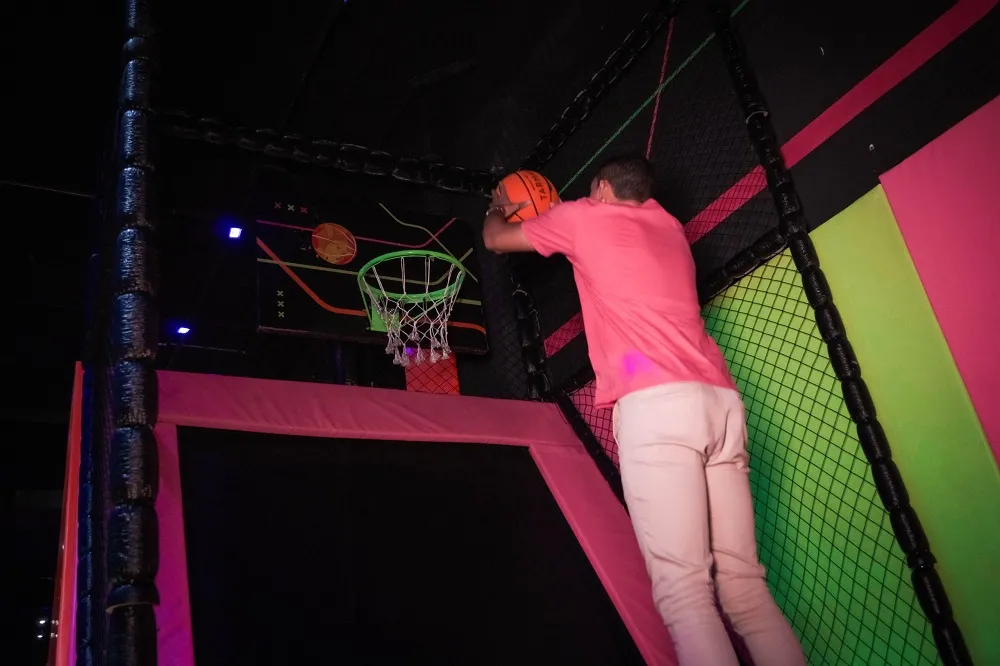 Saltar para alcançar a cesta de basquete não apenas é possível como super divertido