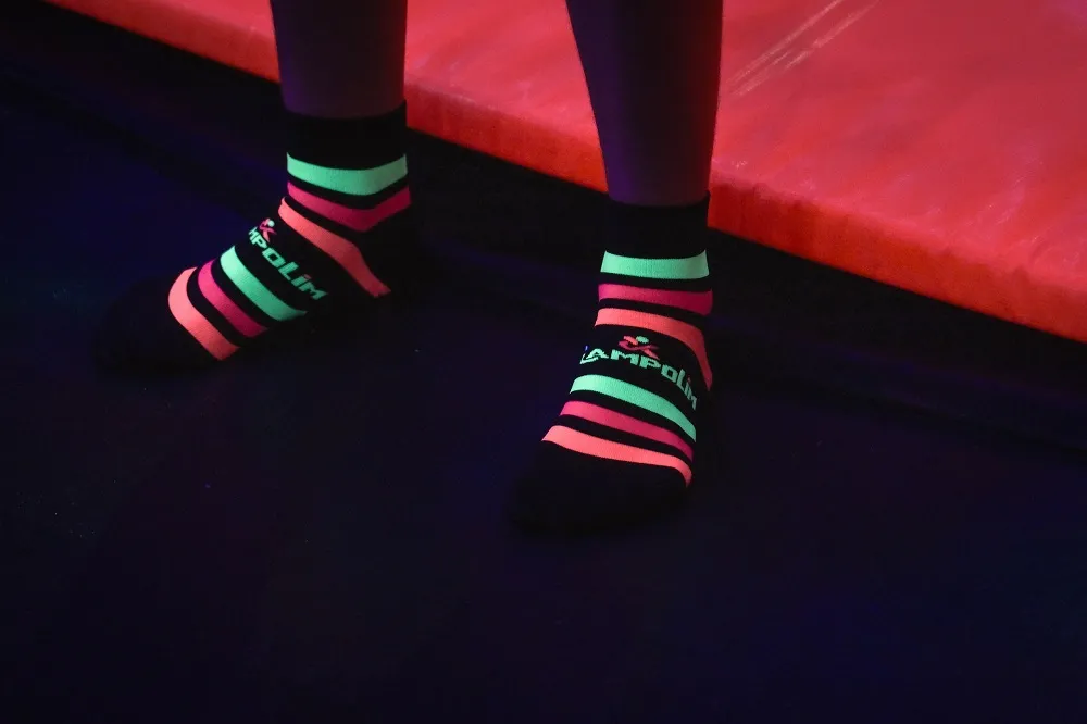 Meias antiderrapantes são obrigatórias no Vila Trampolim; em cores de neon, encantam e asseguram a tranquilidade no pular
