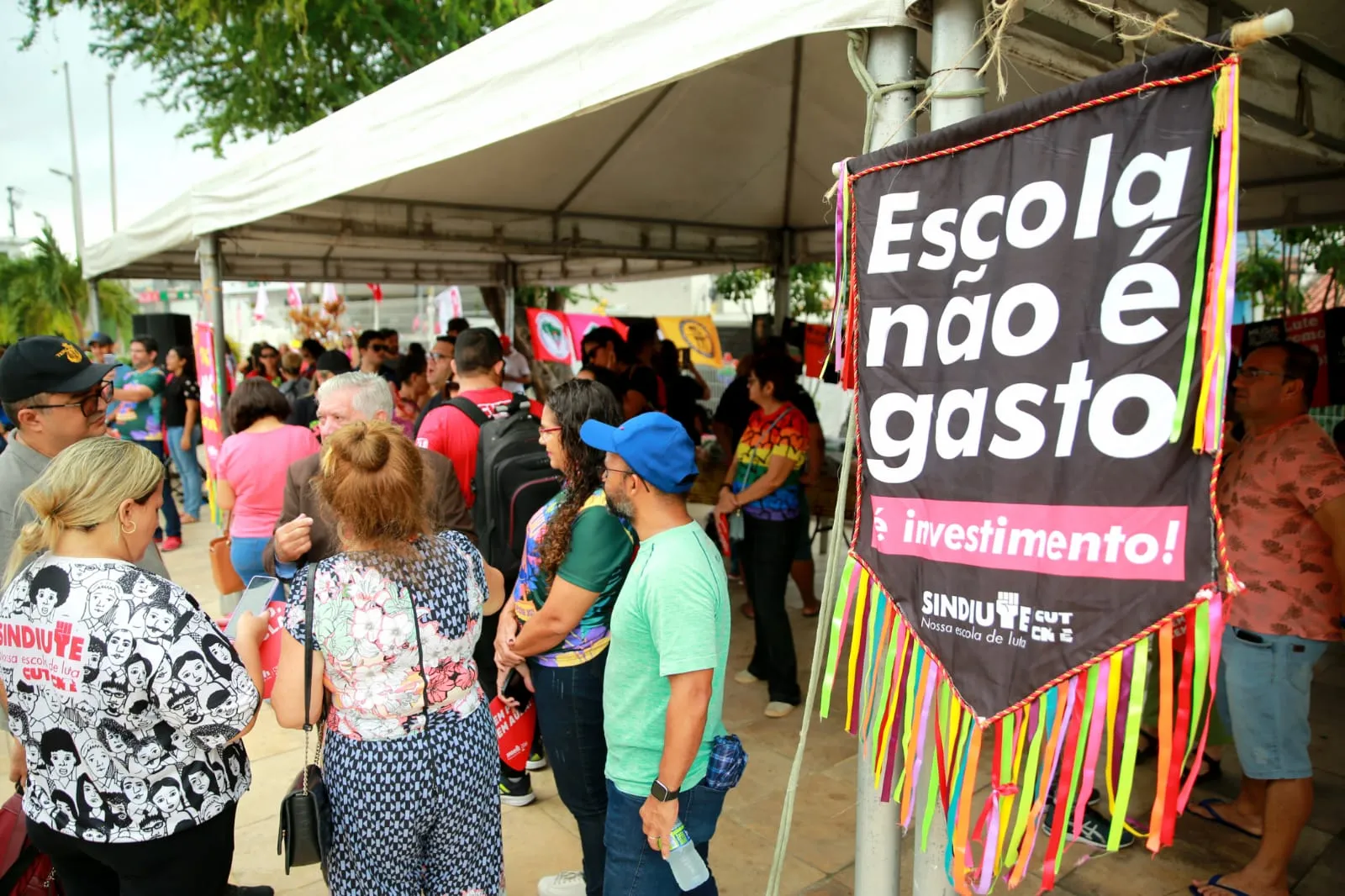 Profissionais do magistério fizeram manifestação na sessão solene de reabertura dos trabalhos na Câmara Municipal de Fortaleza
