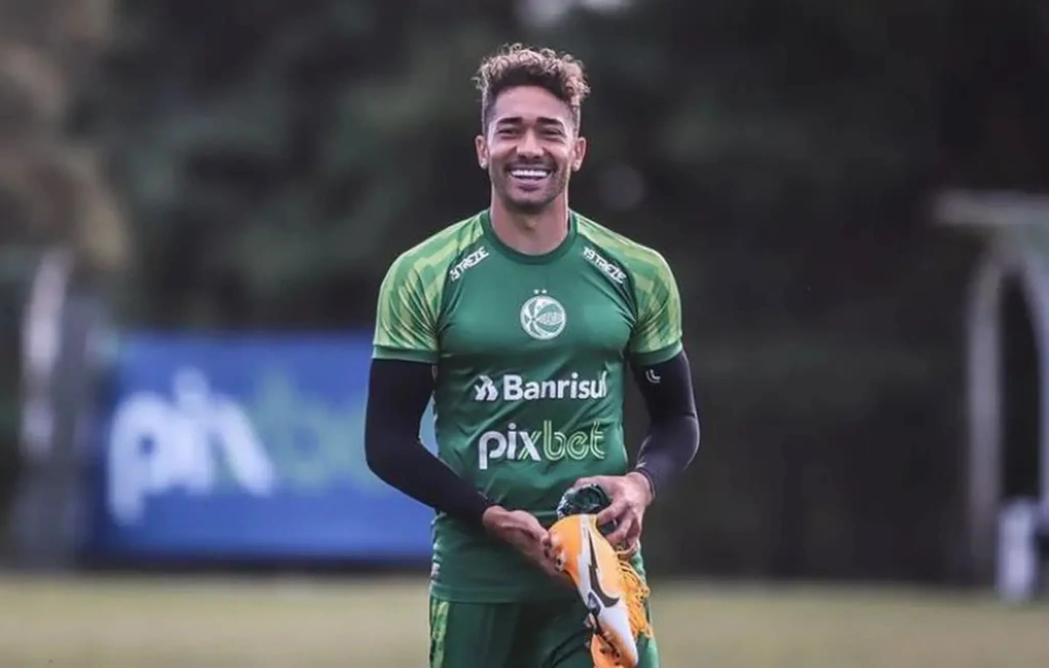 Jean Irmer com a camisa do Juventude