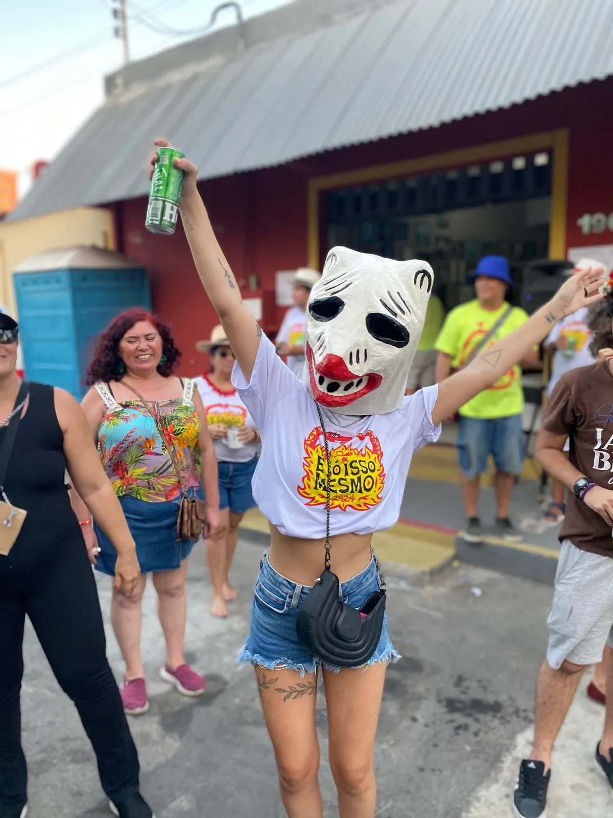 O bloco procura a alimentar a liberdade e a alegria da folia gratuita, ao ar livre e com um pé nas antigas gerações brincantes, ao mesmo que dialoga com as atuais