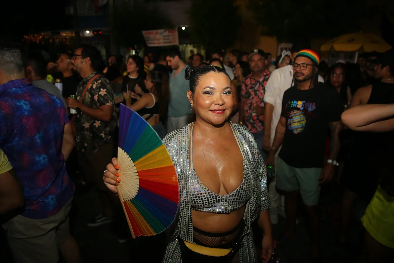Neilane Lino foi uma das foliãs que escolheram o leque de arco-íris para a festa