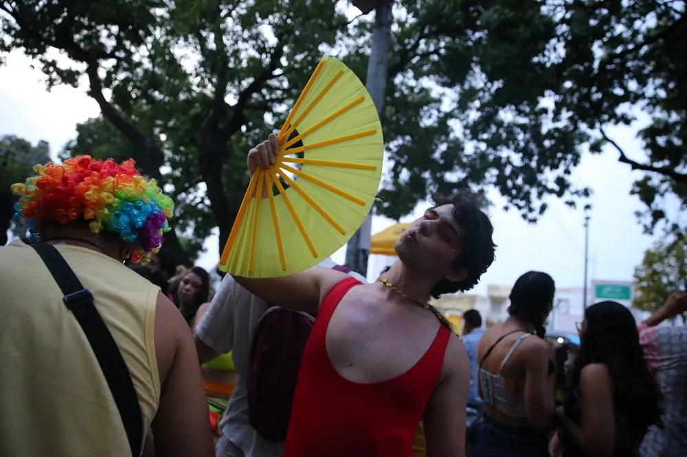 O publicitário Luca Albuquerque incorporou o leque ao look no Carnaval do Benfica