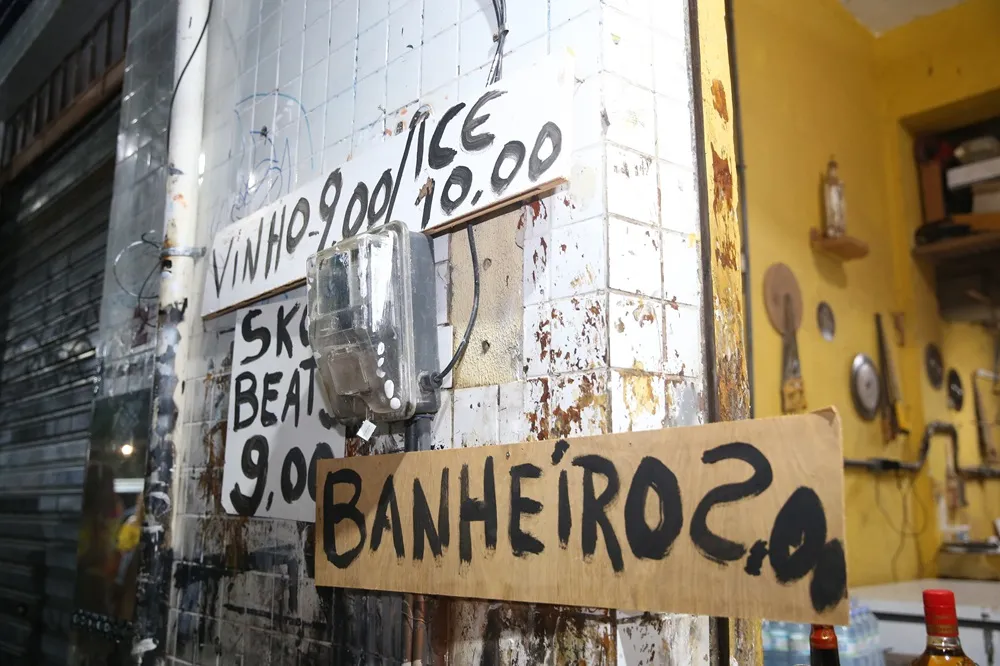 Com placas improvisadas, Alex Vieira faz com que a oficina de marcenaria vire um novo comércio no Carnaval