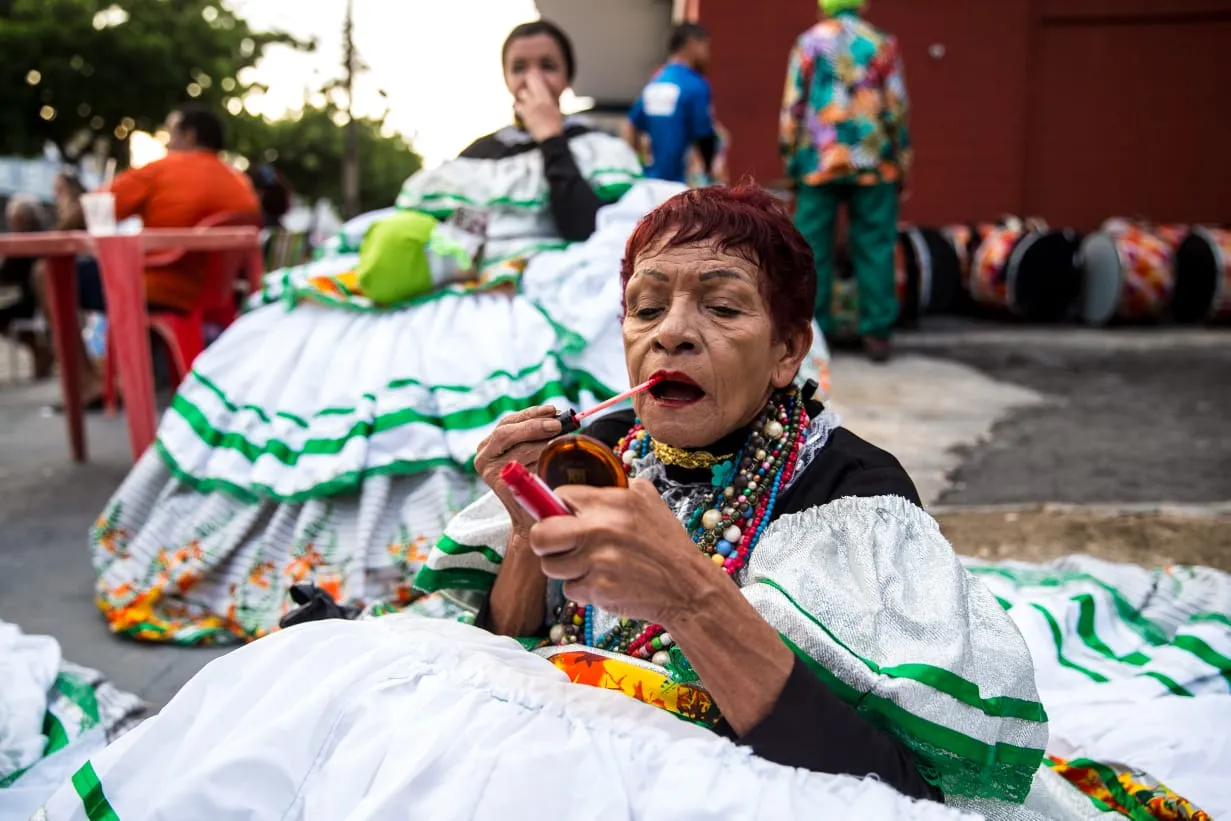 Pesquisa feita durante Ciclo Carnavalesco pode auxiliar na patrimonialização de outras expressões do período além do maracatu, já considerado patrimônio imaterial de Fortaleza desde 2015; na foto, registro de integrante do Vozes da África durante preparação para desfile