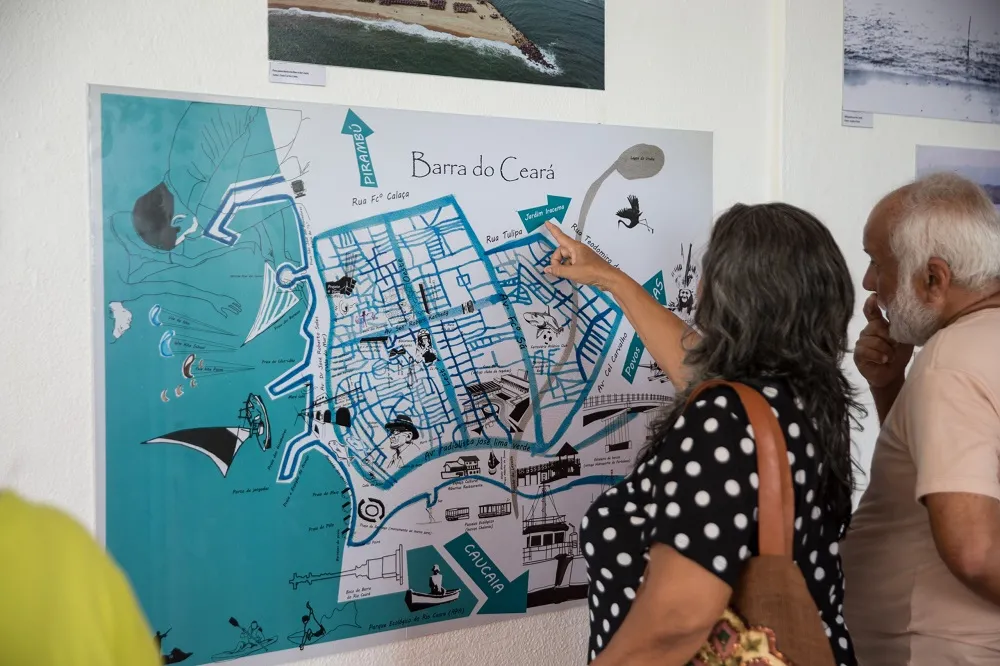 Verdadeira cartografia no restaurante: juntos, registros abraçam tanto os primeiros passos da Barra do Ceará quanto flashes da trajetória pessoal de seu Alberto