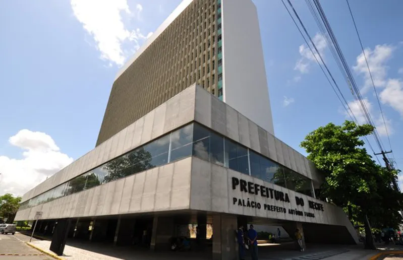 Herdeiro político do clã Campos-Arraes, o prefeito João Campos (PSB) deve tentar superar seu avô Miguel Arraes, que governou Recife por um mandato.