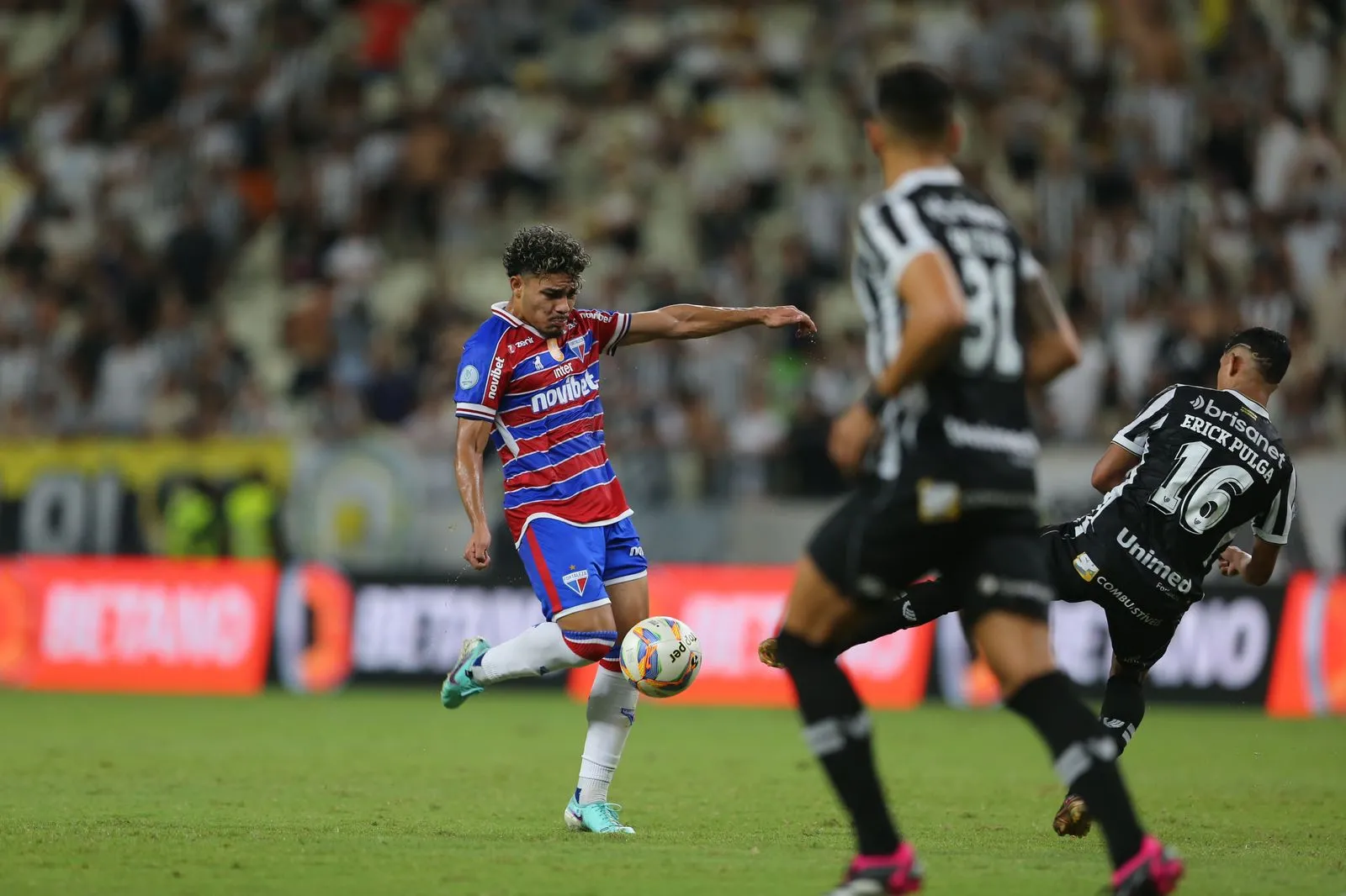 Kauan mostrou personalidade e marcou um golaço no Clássico-Rei
