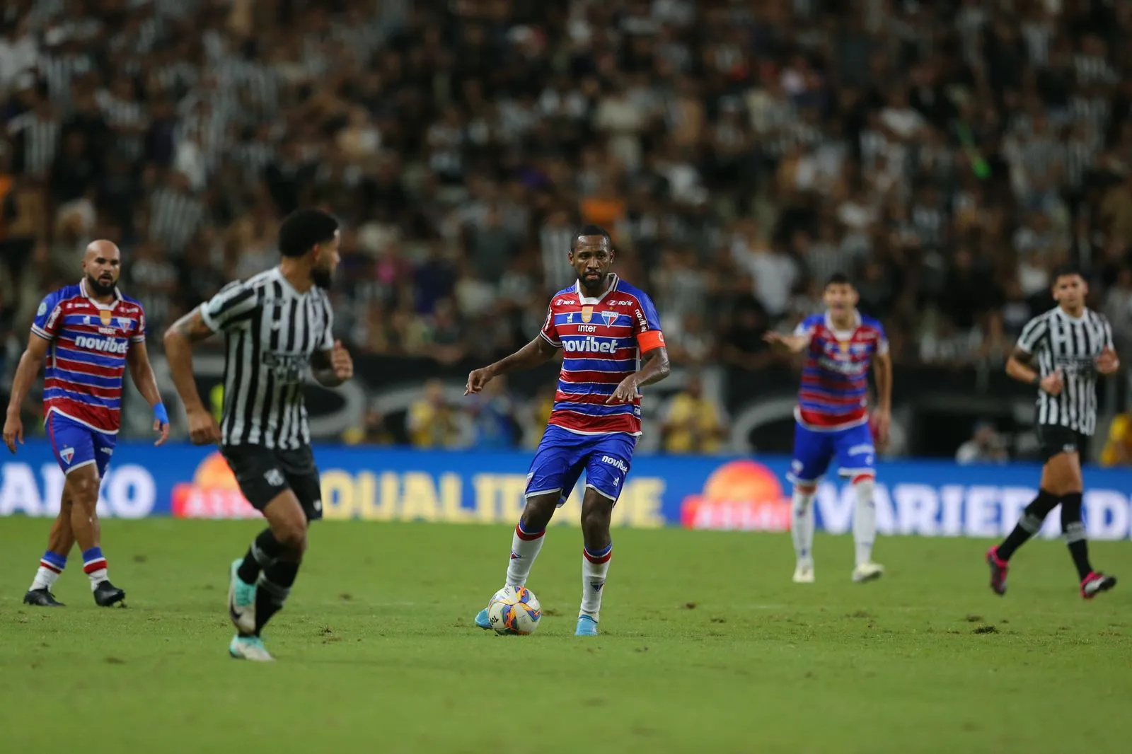 Tinga foi o jogador que mais trocou passes durante todo o Clássico-Rei