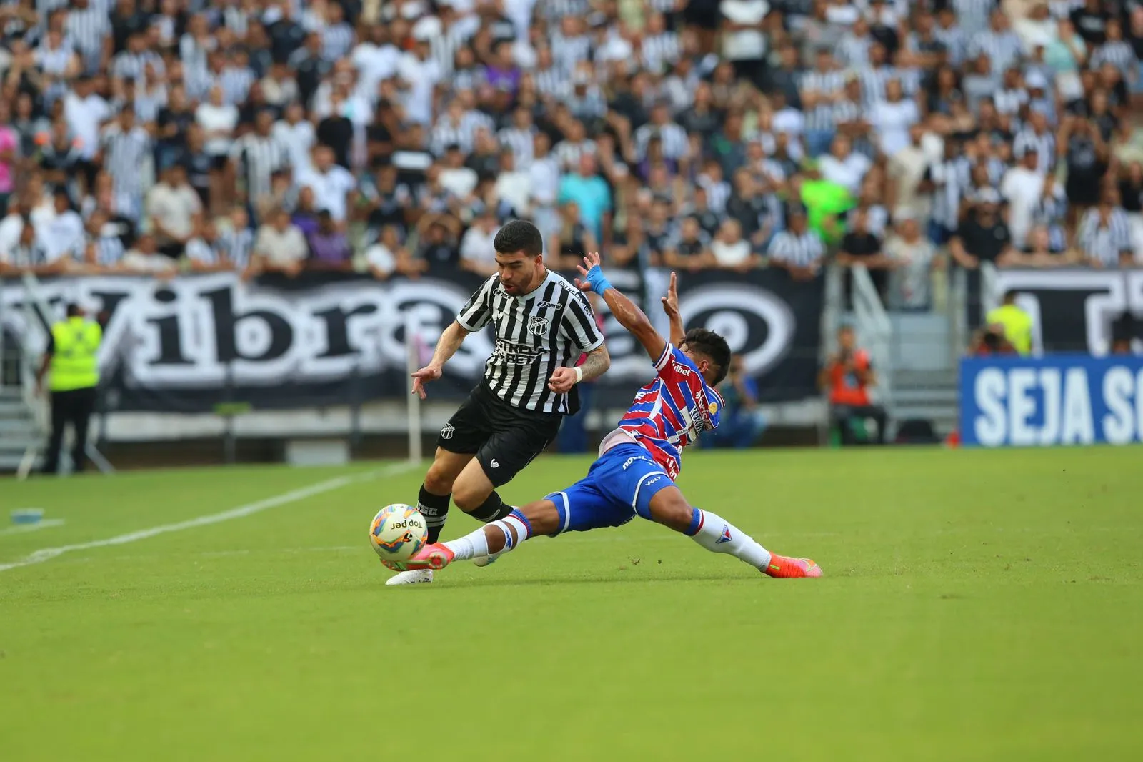 Richardson em ação com a camisa do Ceará