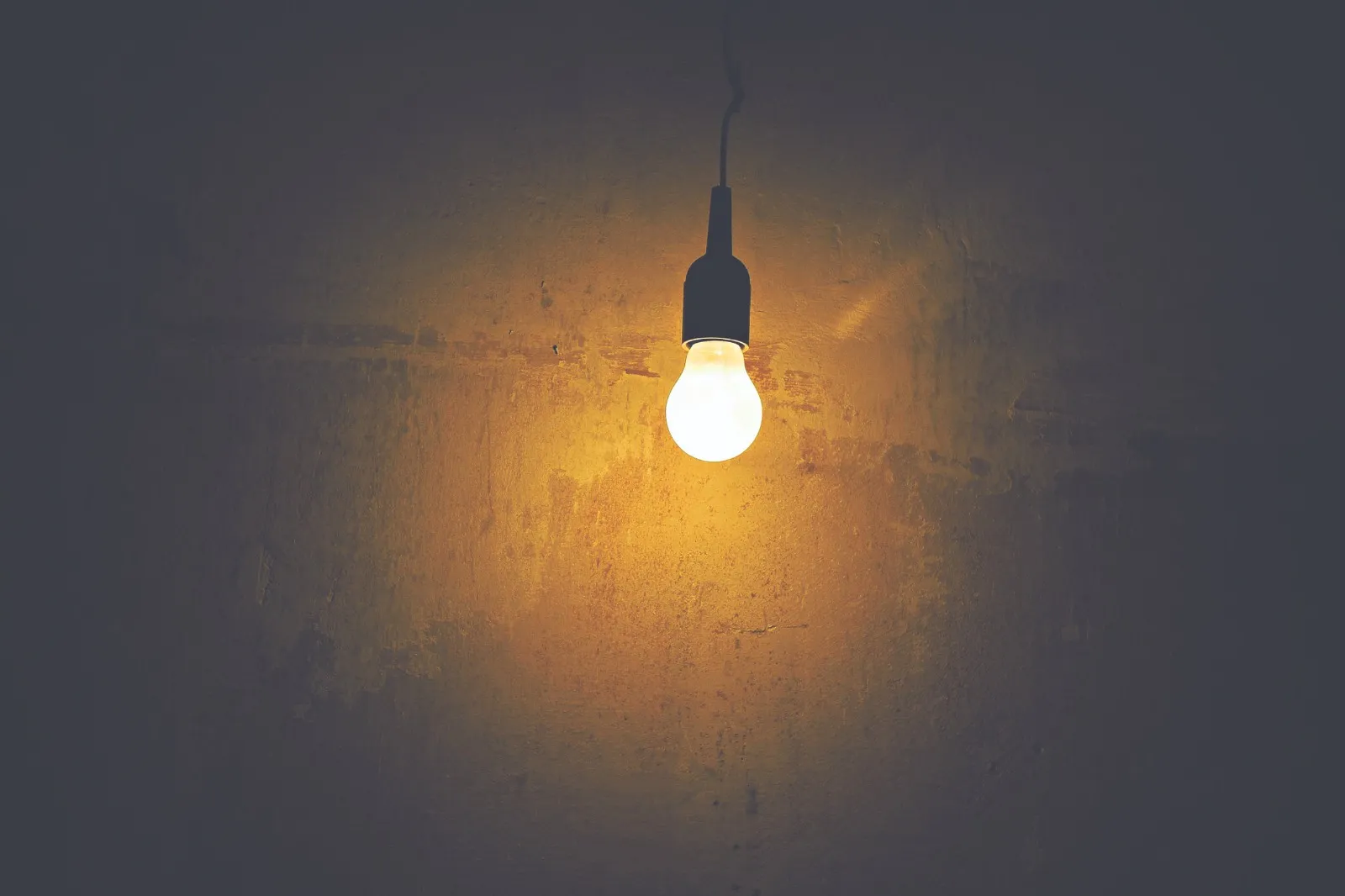 No Brasil, os contratos de concessão de distribuição de energia são de competência do Governo Federal e têm duração de 30 anos.