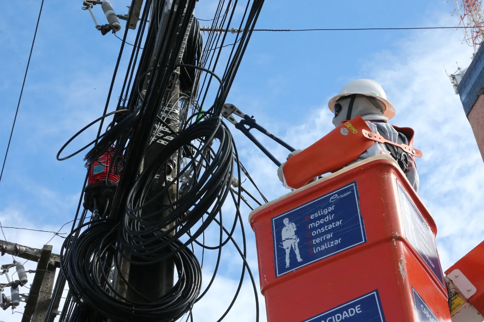 Uma CPI na Assembleia Legislativa do Ceará investiga, desde agosto de 2023, possíveis descumprimento do contrato de prestação de serviço por parte da companhia energética,