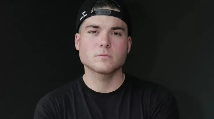 Greyson Nekrutman foi anunciado como novo integrante da banda
