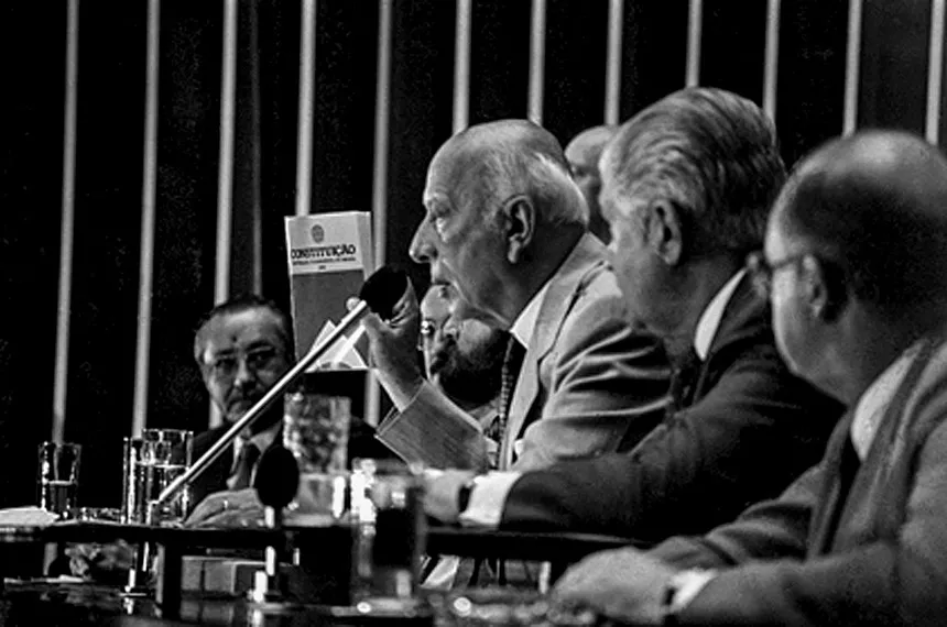 Ulysses Guimarães presidiu a Assembleia Nacional Constituinte, que marcou a redemocratização pós-Ditadura Militar.