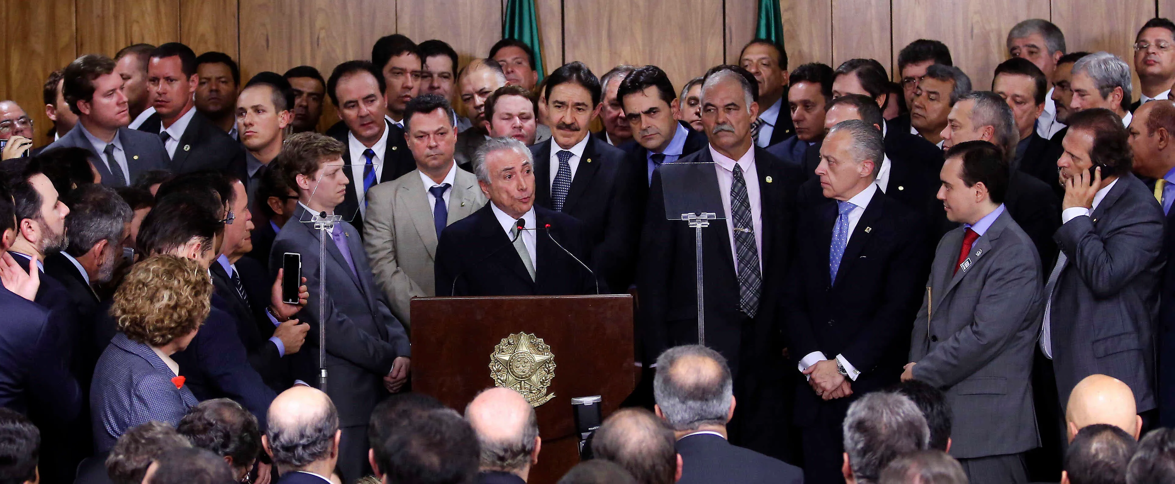 Ex-presidente Michel Temer rodeado de ministros e aliados durante discurso de posse dos titulares da Esplanada no mandato-tampão (2016-2018).