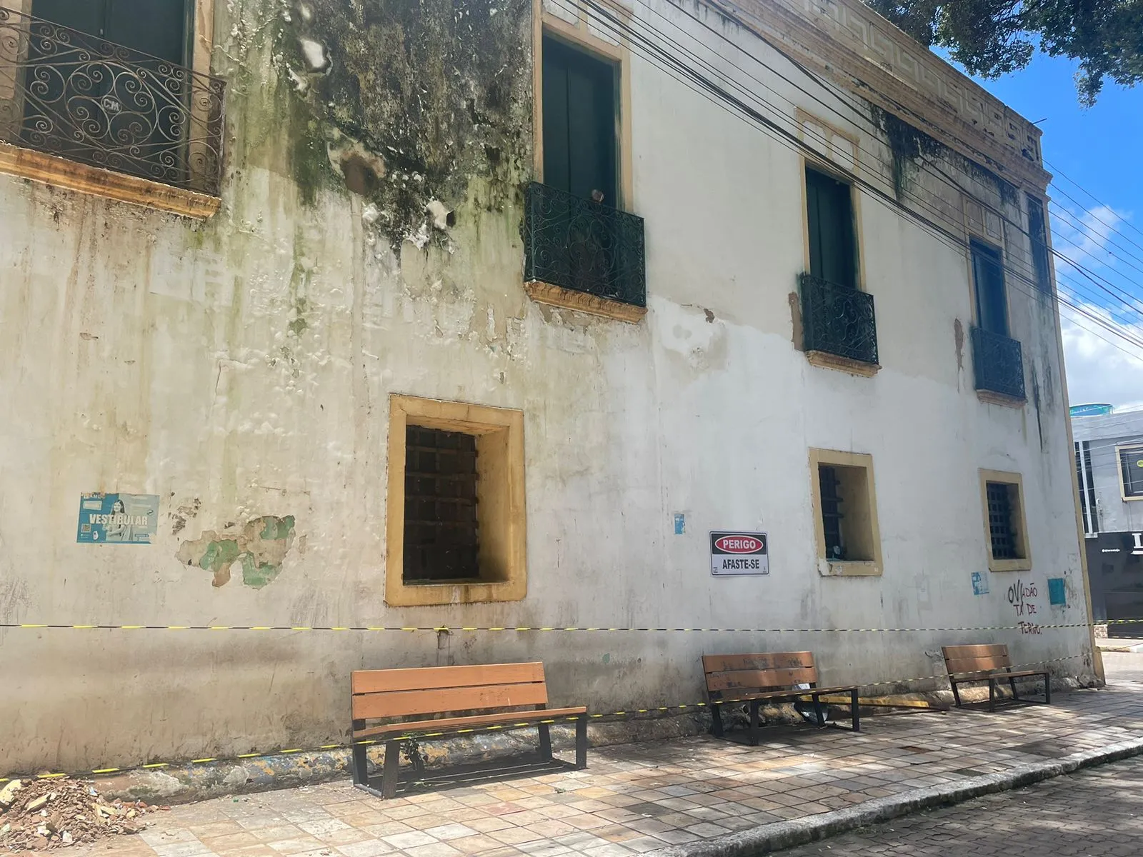 A prefeitura informou que, por causa da chuva, caiu parte de uma parede do Museu do Crato, no pavimento superior, levando ao isolamento do prédio.