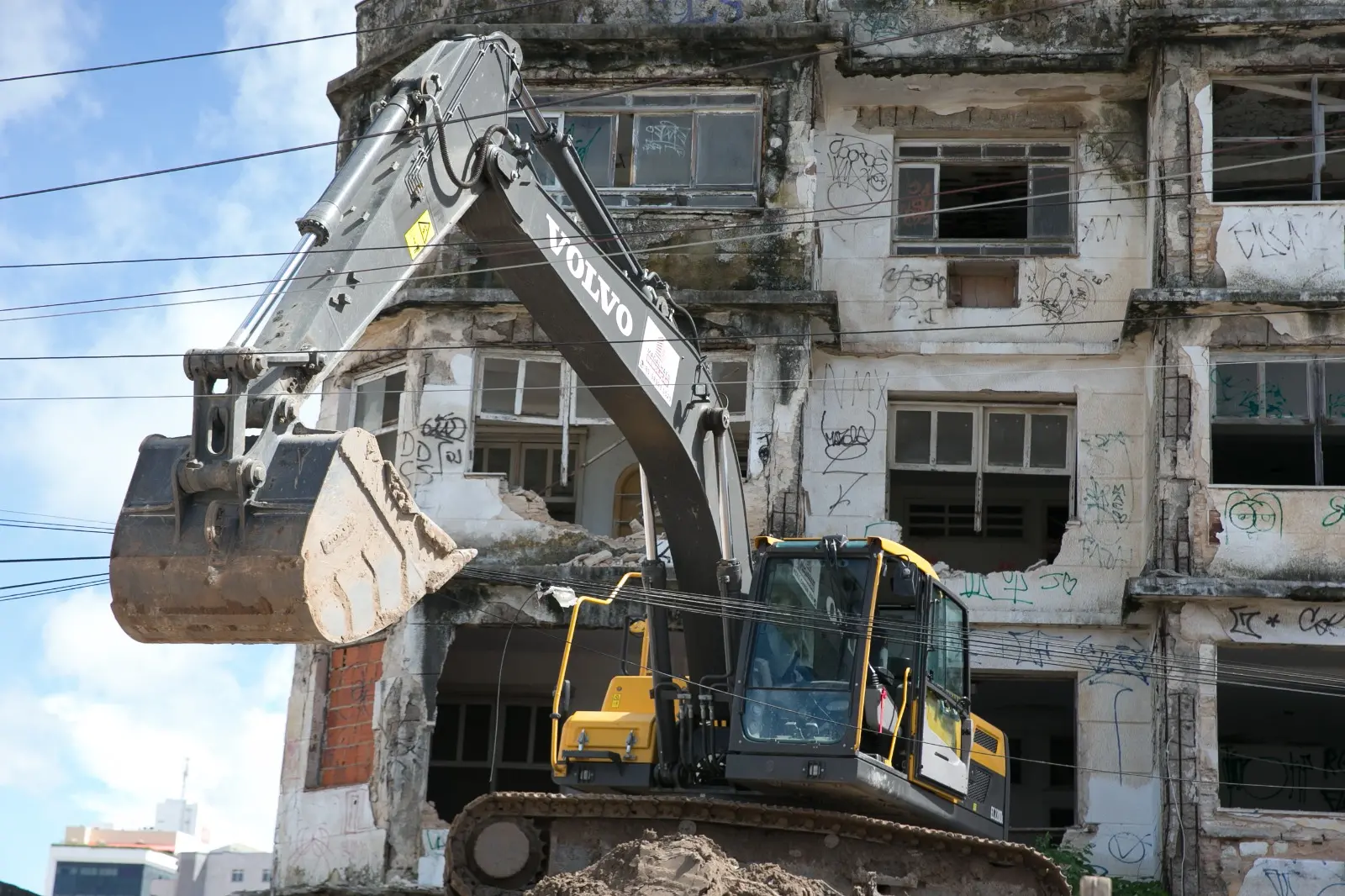 Imagem da notícia: Crea-CE julga demolição do Edifício São Pedro um 'alívio' por 'risco muito grande de fatalidade'