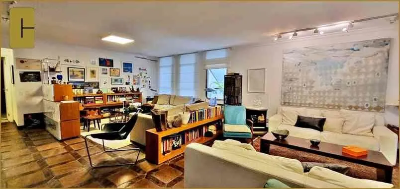 Imagem da sala do apartamento divulgada em anúncio pela imobiliária