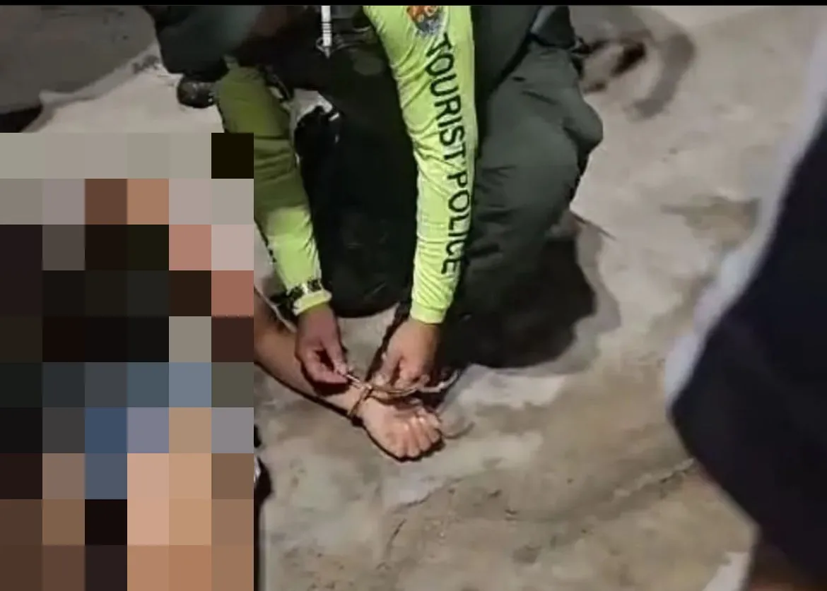 Policial retira algema do corpo baleado de dono de barraca