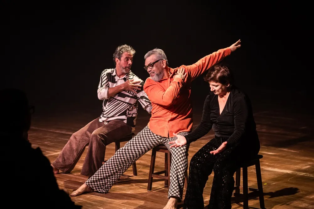 Esther Weitzman, do RJ, traz “Breve”, espetáculo que acontece no enlace de afetos promovido pelo encontro entre quatro artistas-bailarinos