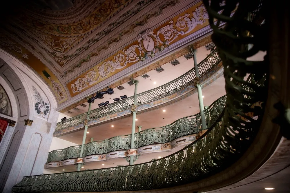 Restauro de elementos artísticos integrados, cenotecnia e instalações elétricas e luminotécnicas arquiteturais estão entre as demandas de restauro