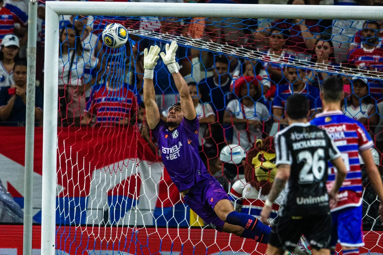 O goleiro Richard brilhou na vitória do Ceará no Clássico-Rei