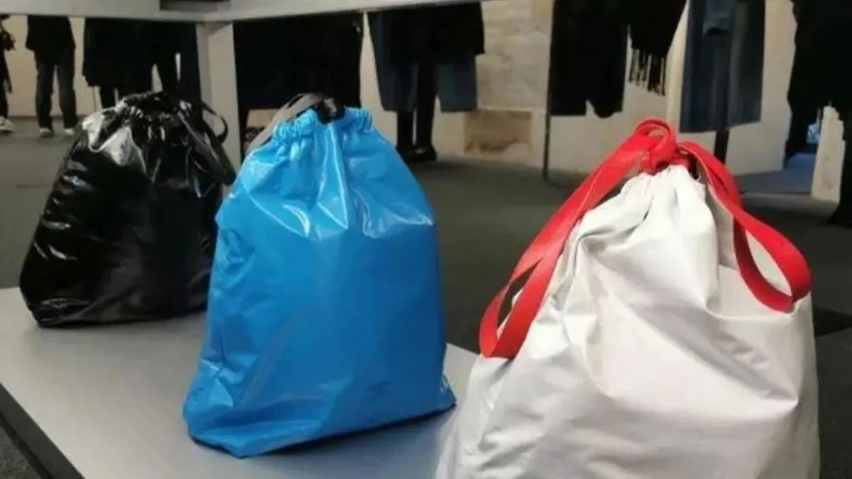 Bolsa inspirada em sacos de lixo