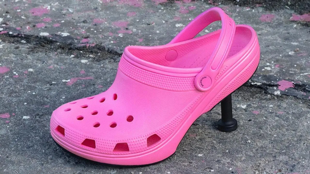 Em 2021, a Balenciaga apresentou um novo modelo de Crocs com salto fino