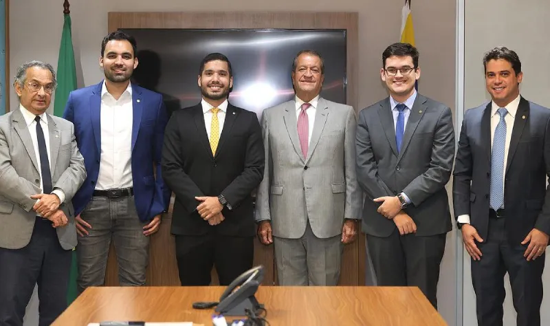 André Fernandes e Valdemar Costa Neto, ao centro, em anúncio de pré-candidatura com a presença da bancada do PL no Ceará.