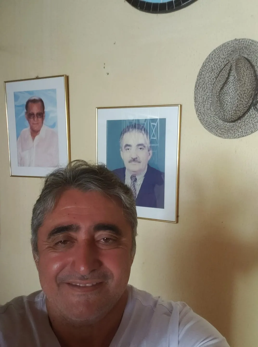 Renato (à frente) é filho do ex-prefeito Célio Rodrigues, retratado no segundo quadro (esquerda à direita).