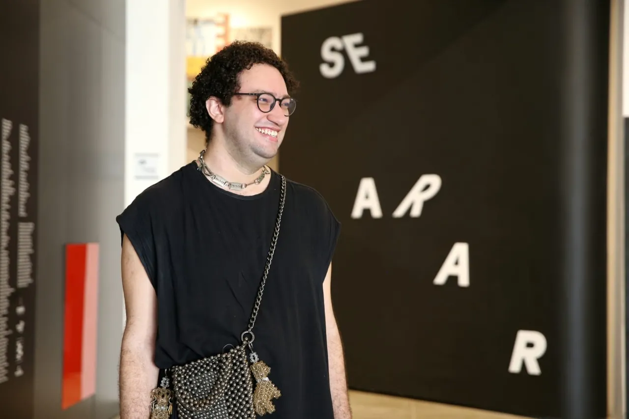 Curador Lucas Dilacerda guiou visita do Verso à exposição 