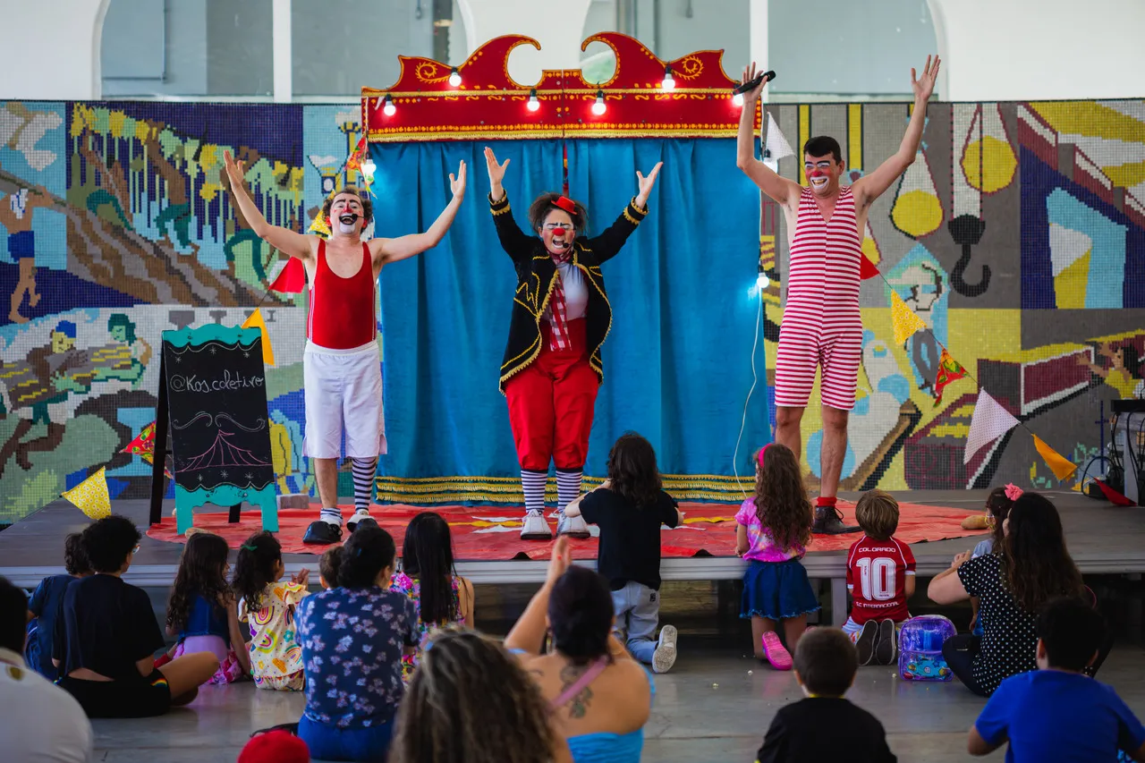 Shows, festas, espetáculos de teatro, circo e dança compõem a programação semanal do equipamento; na foto, apresentação de 'Circo do K'Os', do grupo K'Os Coletivo