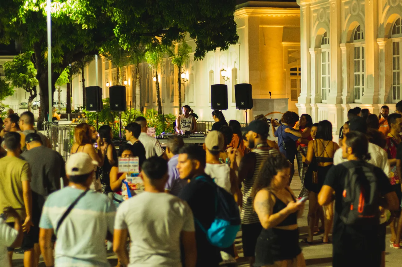 Estação das Artes promove faixa programática Som na Praça, que ocupa a Praça da Estação