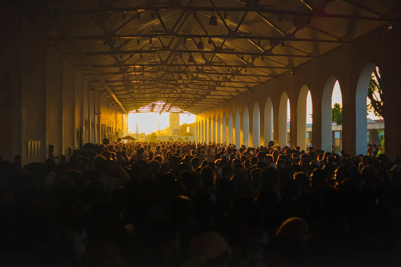 Área interna da Estação das Artes, conhecida como Gare, possui estrutura logística que inclui banheiros e cobertura