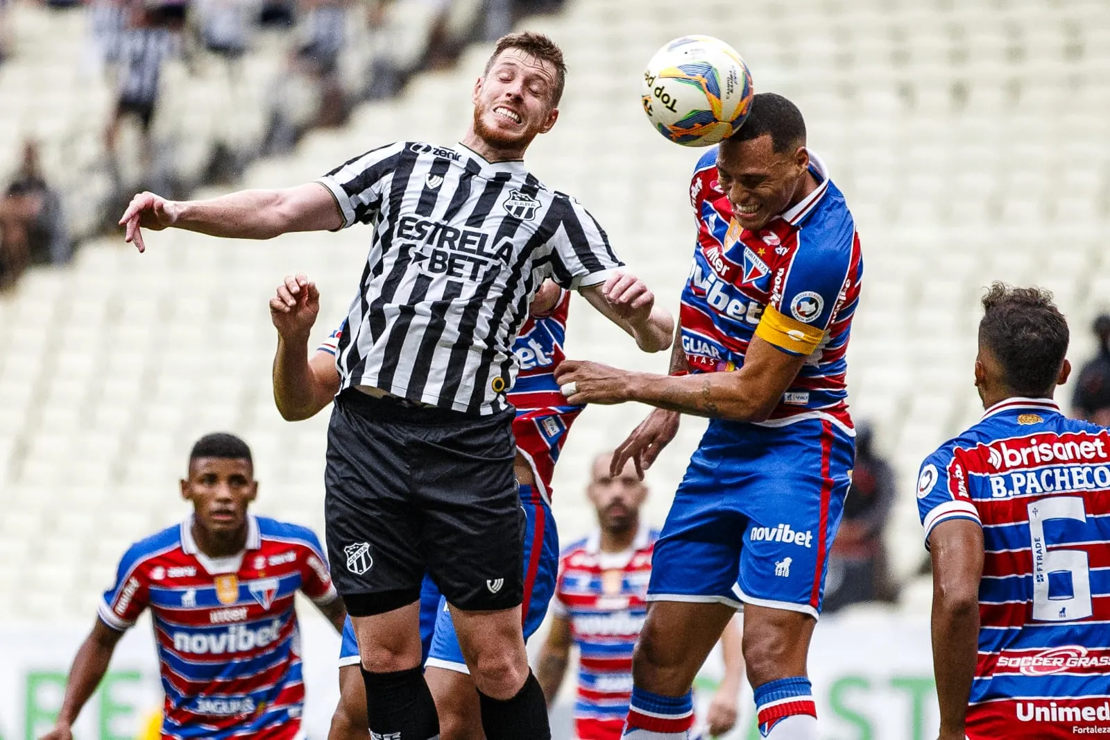 O atacante Aylon participou muito do jogo na parte defensiva do Ceará