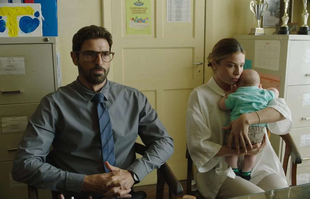 Vicente e Eva são casal aparentemente perfeito cujas rachaduras vão sendo aprofundadas no longa 