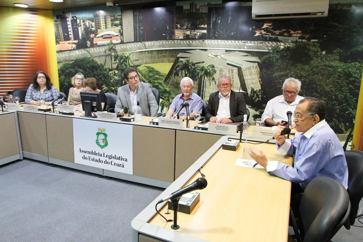 Audiência de setembro de 2023, na Alece, debateu a política de reparação às vítimas da ditadura militar no Ceará. Ao microfone, o professor Leunam Gomes e, ao centro da mesa, o deputado Renato Roseno.