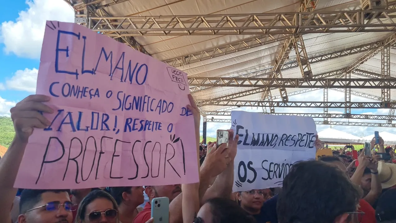 Manifestantes tiveram parte dos cartazes recolhidos no evento em Iguatu